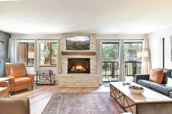 Pine Ridge Off-Piste Condo - Ski In, Walk to Downtown! - Image 2