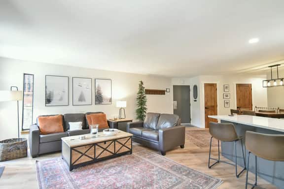 Pine Ridge Off-Piste Condo - Ski In, Walk to Downtown! - Image 3