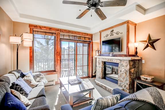 Crystal Peak Mountaineer Condo: Ski-In, Ski-Out Luxury - Image 2