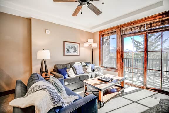 Crystal Peak Mountaineer Condo: Ski-In, Ski-Out Luxury - Image 3