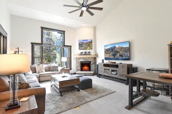 Red Hawk Townhome - Walk to Lifts, Pool/Hot Tub Access - Image 2