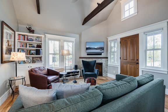 Plum Cottage: Gorgeous Historic Home - Image 2