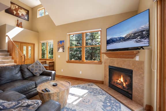 Highland Greens Townhome: Long-Stay Lodging, Private Hot Tub - Image 3