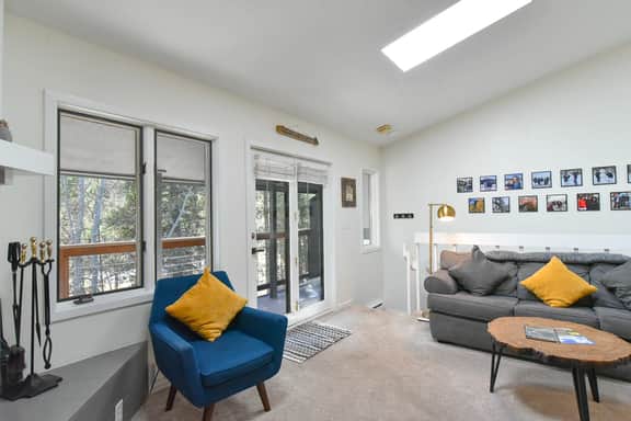 Windwood Bluebird Townhome - Walk to Town, Close to Everything! - Image 4