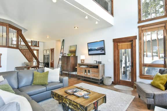 Shekel Haus – Luxury Mountain Retreat w/ Views & Hot Tub - Image 5