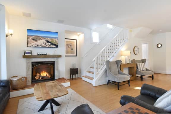 Main Street Retreat: Downtown, Mountain Views, Hot Tub - Image 2