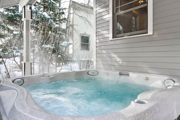 Main Street Retreat: Downtown, Mountain Views, Hot Tub - Image 5