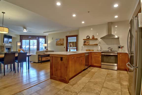 Crystal Peak Pioneer Condo: Slopeside Luxury - Image 3