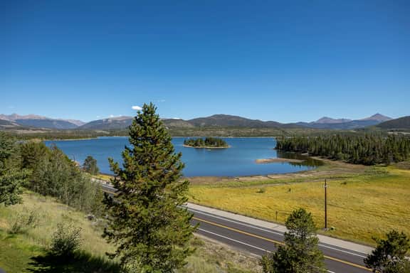 Lake Forest Lakeview Condo: Mountain Views, Close to Town - Image 3