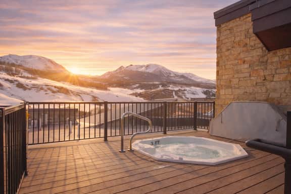 Skywalk Flats Amphitheater Retreat: Downtown, Rooftop Hot Tubs - Image 2