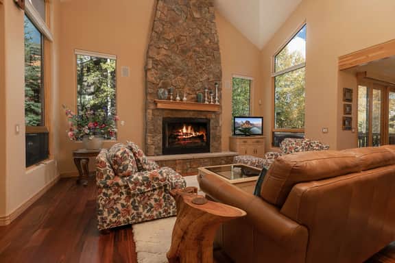 Silverbell Chalet: Private Hot Tub, Mountain Views - Image 2