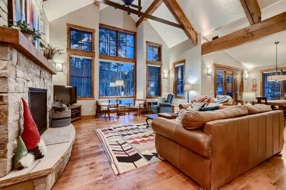 Wilderness Woods Retreat: Private Hot Tub, Close to Town! - Image 2