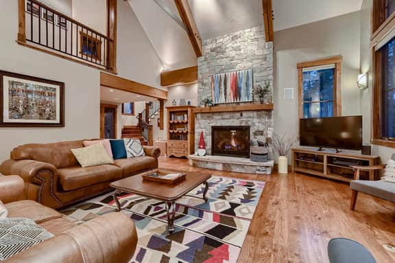 Wilderness Woods Retreat: Private Hot Tub, Close to Town! - Image 4