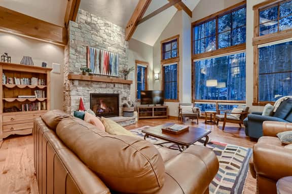 Wilderness Woods Retreat: Private Hot Tub, Close to Town! - Image 3