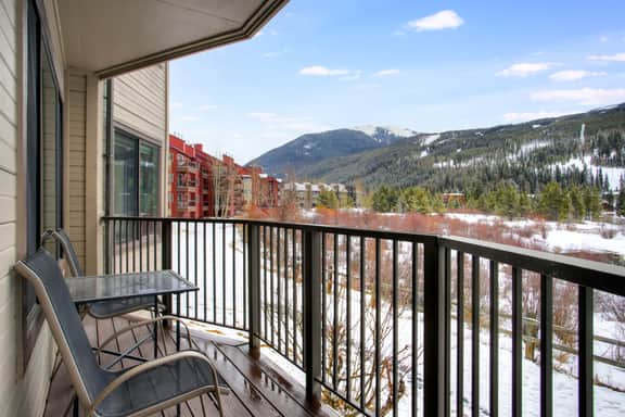 Cinnamon Ridge Après Ski Retreat: Private Hot Tub + Walk to Slopes - Image 5