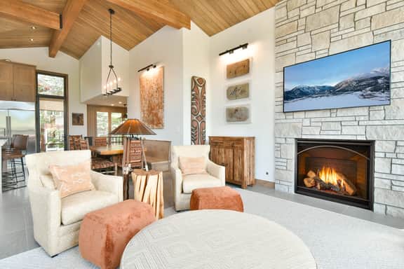 Lonestar Lodge: Sweeping Mountain Views, Hot Tub & Patio - Image 3
