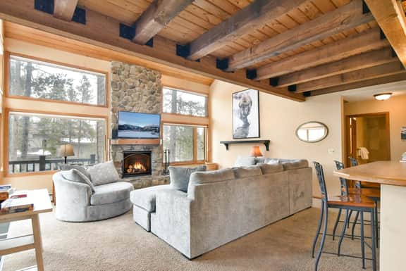 Belle Vue Estate: Mountain Views and Private Hot Tub - Image 3