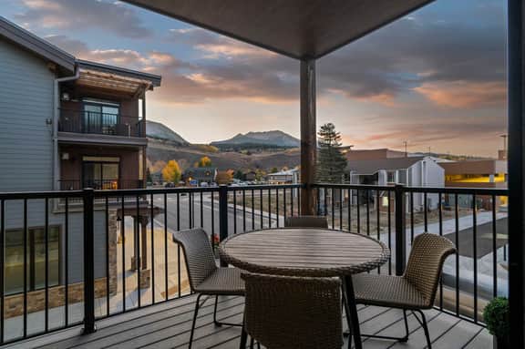 Skywalk Flats Mountainview Condo: Downtown, Rooftop Hot Tubs - Image 3
