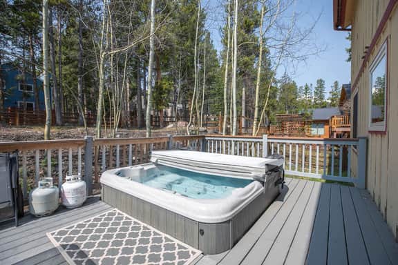 Quicksilver Chalet: Hot Tub, Sleeps 10 - Image 2